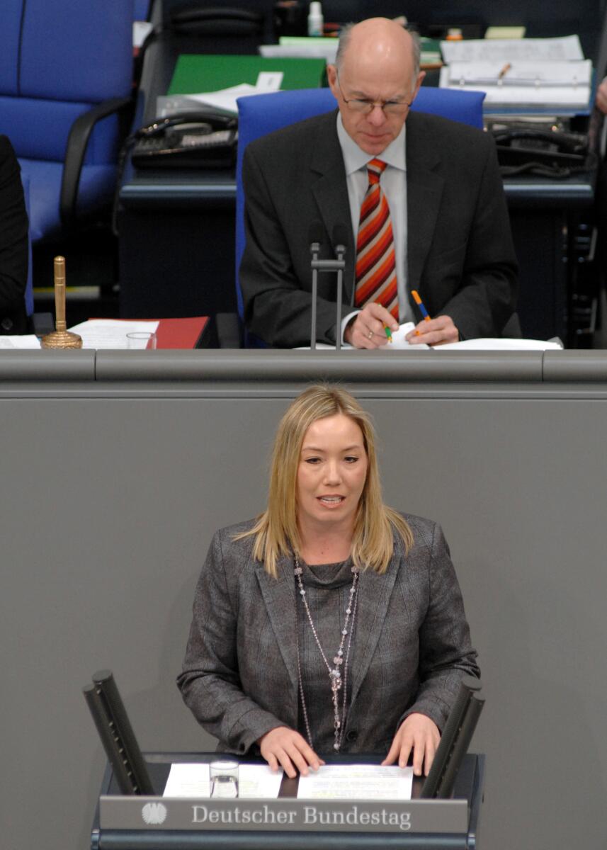 Miriam Gruß, FDP, Bundestagsabgeordnete, Abgeordnete, Mitglied des Deutschen Bundestages, MdB, Rede, Deutscher Bundestag, 27. Sitzung, TOP 3, Thema: Gleichstellungspolitik, Vorsitz: Bundestagspräsident Prof. Dr. Norbert Lammert, CDU/CSU.; Rednerpult. Gruß, Miriam; Lammert, Norbert Miriam Gruß, FDP, Bundestagsabgeordnete, Abgeordnete, Mitglied des Deutschen Bundestages, MdB, Rede, Deutscher Bundestag, 27. Sitzung, TOP 3, Thema: Gleichstellungspolitik, Vorsitz: Bundestagspräsident Prof. Dr. Norbert Lammert, CDU/CSU.; Rednerpult.
