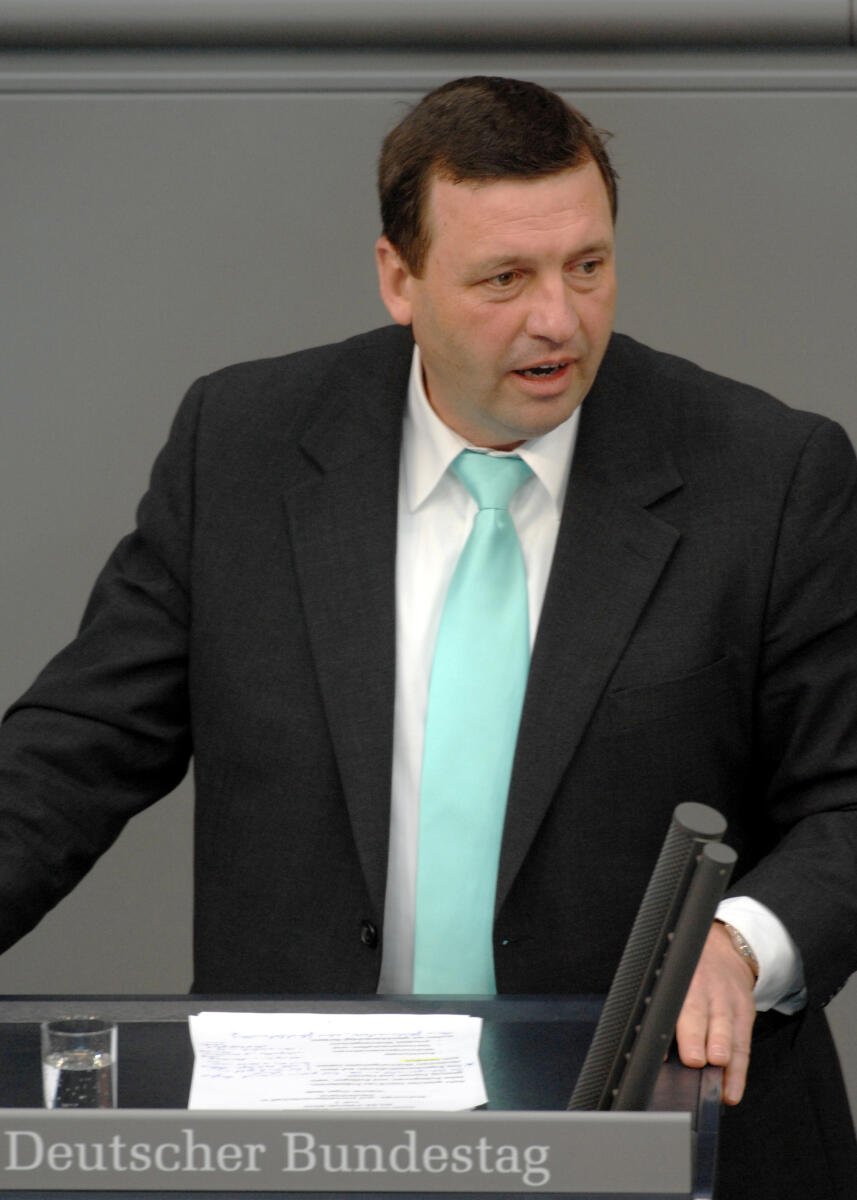 Volkmar Vogel, CDU/CSU, Bundestagsabgeordneter, Abgeordneter, Mitglied des Deutschen Bundestages, MdB, Rede, Deutscher Bundestag, 24. Sitzung, TOP 3, Thema: Wohnungs- und Immobilienwirtschaft, Redner 8.; Rednerpult. Vogel, Volkmar Volkmar Vogel, CDU/CSU, Bundestagsabgeordneter, Abgeordneter, Mitglied des Deutschen Bundestages, MdB, Rede, Deutscher Bundestag, 24. Sitzung, TOP 3, Thema: Wohnungs- und Immobilienwirtschaft, Redner 8.; Rednerpult.