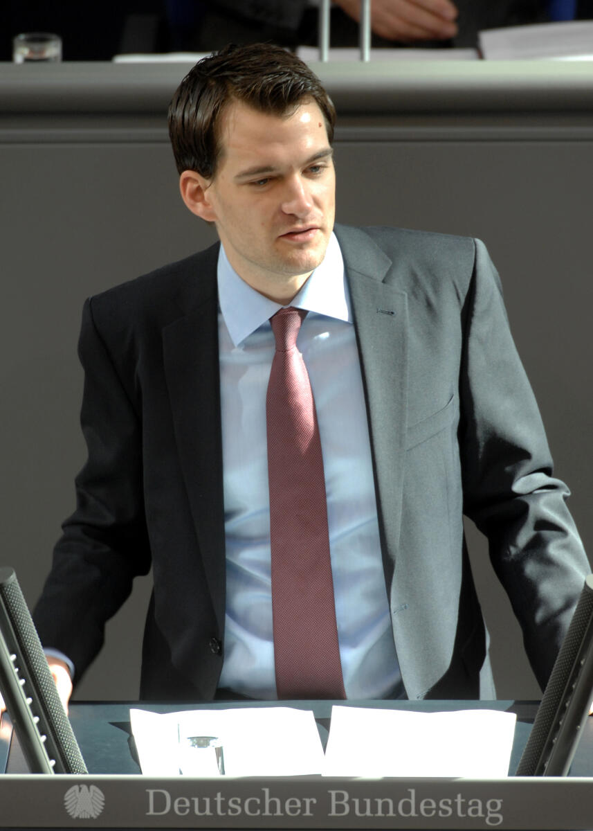 Vogel, Johannes Johannes Vogel, FDP, Bundestagsabgeordneter, Abgeordneter, Mitglied des Deutschen Bundestages, MdB, Rede, Deutscher Bundestag, 24. Sitzung, TOP 4, Thema: Bedarfsgerechte Mindestsicherung, Redner 12.; Rednerpult.