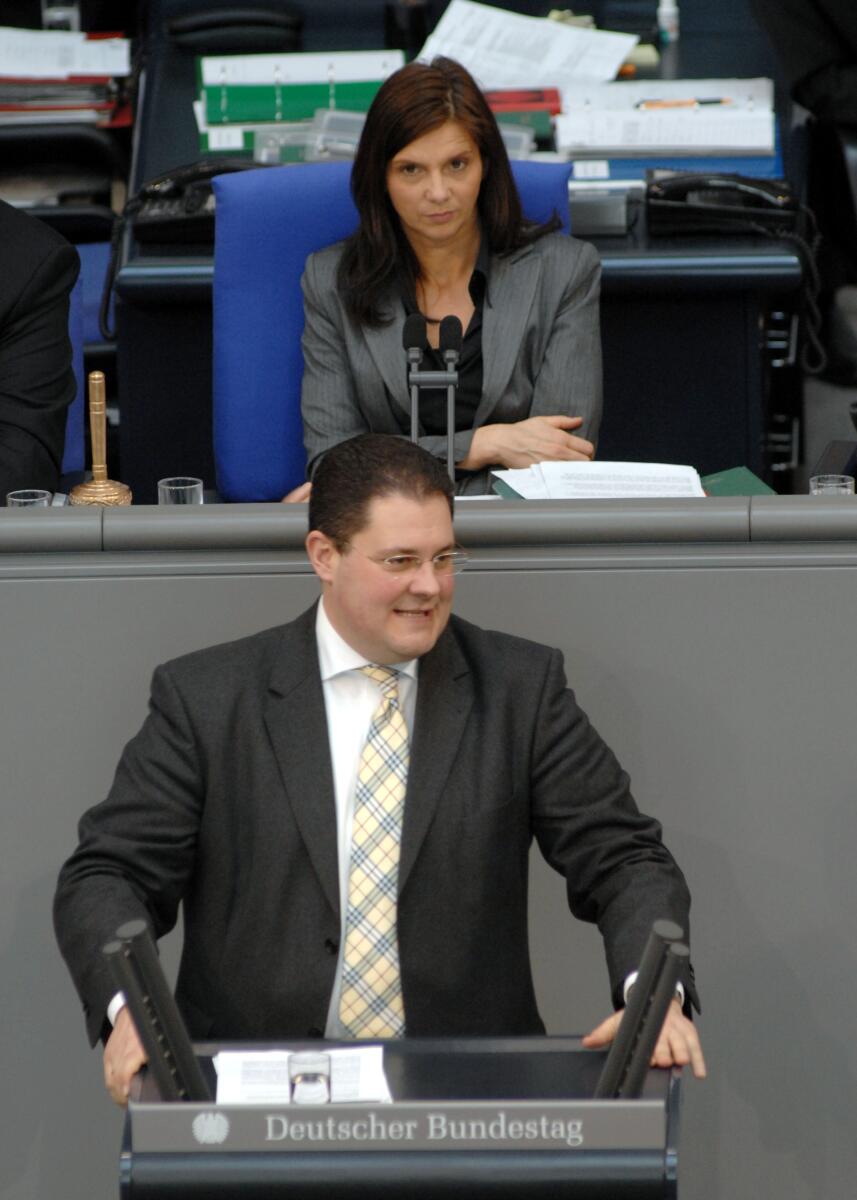 Patrick Döring, FDP, Bundestagsabgeordneter, Abgeordneter, Mitglied des Deutschen Bundestages, MdB, Rede, Deutscher Bundestag, 24. Sitzung, TOP 6, Thema: Verkehrsinfrastrukturfinanzierung, Vorsitz: Bundestagsvizepräsidentin Katrin Göring-Eckardt, Bündnis 90/Die Grünen.; Rednerpult. Döring, Patrick; Göring-Eckardt, Katrin Patrick Döring, FDP, Bundestagsabgeordneter, Abgeordneter, Mitglied des Deutschen Bundestages, MdB, Rede, Deutscher Bundestag, 24. Sitzung, TOP 6, Thema: Verkehrsinfrastrukturfinanzierung, Vorsitz: Bundestagsvizepräsidentin Katrin Göring-Eckardt, Bündnis 90/Die Grünen.; Rednerpult.