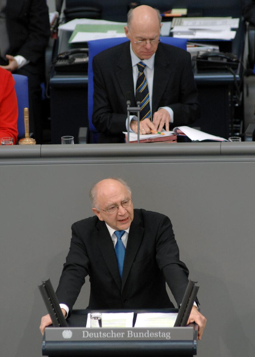 Götz, Peter; Lammert, Norbert Peter Götz, CDU/CSU, Bundestagsabgeordneter, Abgeordneter, Mitglied des Deutschen Bundestages, MdB, Rede, Deutscher Bundestag, 24. Sitzung, TOP 3, Thema: Wohnungs- und Immobilienwirtschaft, Vorsitz: Bundestagspräsident Prof. Dr. Norbert Lammert, CDU/CSU.; Rednerpult.