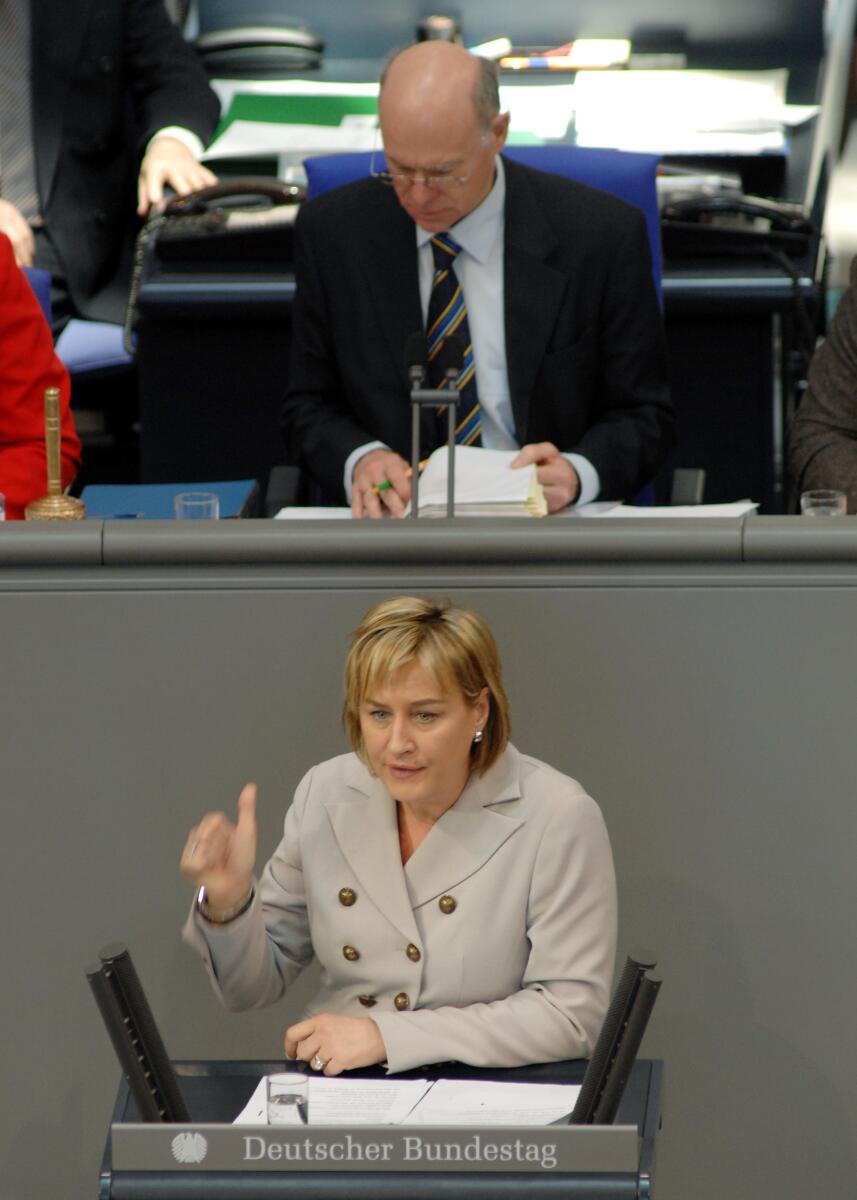Petra Müller, FDP, Bundestagsabgeordnete, Abgeordnete, Mitglied des Deutschen Bundestages, MdB, Rede, Deutscher Bundestag, 24. Sitzung, TOP 3, Thema: Wohnungs- und Immobilienwirtschaft, Vorsitz: Bundestagspräsident Prof. Dr. Norbert Lammert, CDU/CSU.; Rednerpult. Müller, Petra; Lammert, Norbert Petra Müller, FDP, Bundestagsabgeordnete, Abgeordnete, Mitglied des Deutschen Bundestages, MdB, Rede, Deutscher Bundestag, 24. Sitzung, TOP 3, Thema: Wohnungs- und Immobilienwirtschaft, Vorsitz: Bundestagspräsident Prof. Dr. Norbert Lammert, CDU/CSU.; Rednerpult.