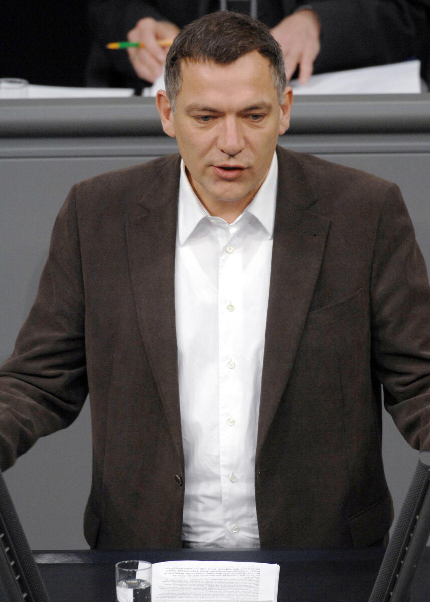 Jan van Aken, DIE LINKE, Bundestagsabgeordneter, Abgeordneter, Mitglied des Deutschen Bundestages, MdB, Rede, Deutscher Bundestag, 22. Sitzung, TOP 3, Thema: Deutsches Afghanistan-Engagement ISAF-Antrag, Redner 4.; Rednerpult. Aken, Jan van Jan van Aken, DIE LINKE, Bundestagsabgeordneter, Abgeordneter, Mitglied des Deutschen Bundestages, MdB, Rede, Deutscher Bundestag, 22. Sitzung, TOP 3, Thema: Deutsches Afghanistan-Engagement ISAF-Antrag, Redner 4.; Rednerpult.
