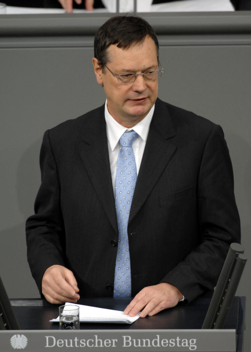 Hellmut Königshaus, FDP, Bundestagsabgeordneter, Abgeordneter, Mitglied des Deutschen Bundestages, MdB, Rede, Deutscher Bundestag, 22. Sitzung, TOP 3, Thema: Deutsches Afghanistan-Engagement ISAF-Antrag, Redner 5.; Rednerpult. Königshaus, Hellmut Hellmut Königshaus, FDP, Bundestagsabgeordneter, Abgeordneter, Mitglied des Deutschen Bundestages, MdB, Rede, Deutscher Bundestag, 22. Sitzung, TOP 3, Thema: Deutsches Afghanistan-Engagement ISAF-Antrag, Redner 5.; Rednerpult.