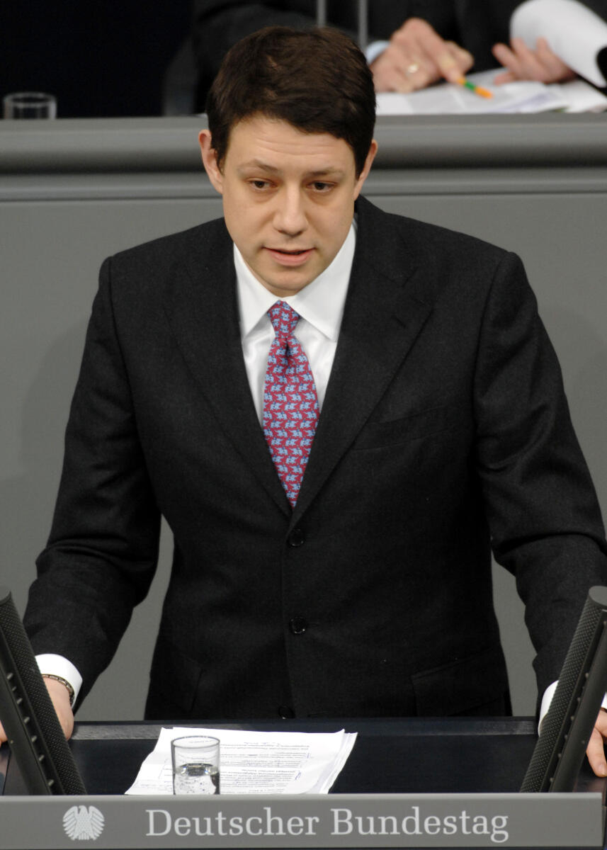 Philipp Mißfelder, CDU/CSU, Bundestagsabgeordneter, Abgeordneter, Mitglied des Deutschen Bundestages, MdB, Rede, Deutscher Bundestag, 22. Sitzung, TOP 3, Thema: Deutsches Afghanistan-Engagement ISAF-Antrag, Redner 7.; Rednerpult. Mißfelder, Philipp Philipp Mißfelder, CDU/CSU, Bundestagsabgeordneter, Abgeordneter, Mitglied des Deutschen Bundestages, MdB, Rede, Deutscher Bundestag, 22. Sitzung, TOP 3, Thema: Deutsches Afghanistan-Engagement ISAF-Antrag, Redner 7.; Rednerpult.