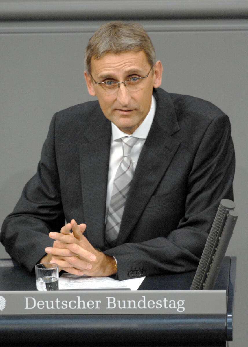 Armin Schuster, CDU/CSU, Bundestagsabgeordneter, Abgeordneter, Mitglied des Deutschen Bundestages, MdB, Rede, Deutscher Bundestag, 22. Sitzung, TOP 3, Thema: Deutsches Afghanistan-Engagement ISAF-Antrag, Redner 8.; Rednerpult. Schuster, Armin Armin Schuster, CDU/CSU, Bundestagsabgeordneter, Abgeordneter, Mitglied des Deutschen Bundestages, MdB, Rede, Deutscher Bundestag, 22. Sitzung, TOP 3, Thema: Deutsches Afghanistan-Engagement ISAF-Antrag, Redner 8.; Rednerpult.