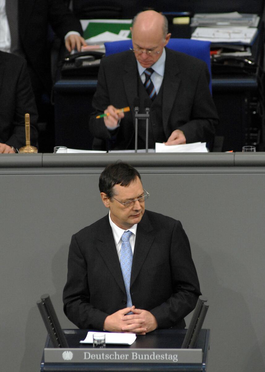 Hellmut Königshaus, FDP, Bundestagsabgeordneter, Abgeordneter, Mitglied des Deutschen Bundestages, MdB, Rede, Deutscher Bundestag, 22. Sitzung, TOP 3, Thema: Deutsches Afghanistan-Engagement ISAF-Antrag, Vorsitz: Bundestagspräsident Prof. Dr. Norbert Lammert, CDU/CSU.; Rednerpult. Königshaus, Hellmut; Lammert, Norbert Hellmut Königshaus, FDP, Bundestagsabgeordneter, Abgeordneter, Mitglied des Deutschen Bundestages, MdB, Rede, Deutscher Bundestag, 22. Sitzung, TOP 3, Thema: Deutsches Afghanistan-Engagement ISAF-Antrag, Vorsitz: Bundestagspräsident Prof. Dr. Norbert Lammert, CDU/CSU.; Rednerpult.