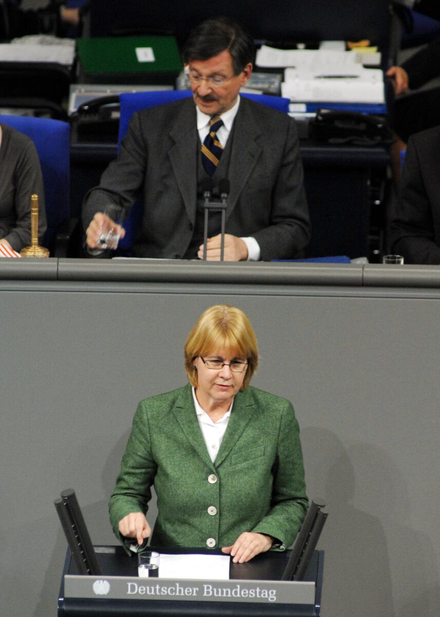 Krista Sager, Bündnis 90/Die Grünen, Bundestagsabgeordnete, Abgeordnete, Mitglied des Deutschen Bundestages, MdB, Rede, Deutscher Bundestag, 21. Sitzung, TOP 5, Thema: Internationalisierung von Wissenschaft und Forschung, Vorsitz: Bundestagsvizepräsident Dr. Hermann Otto Solms, FDP.; Rednerpult. Sager, Krista; Solms, Hermann Otto Krista Sager, Bündnis 90/Die Grünen, Bundestagsabgeordnete, Abgeordnete, Mitglied des Deutschen Bundestages, MdB, Rede, Deutscher Bundestag, 21. Sitzung, TOP 5, Thema: Internationalisierung von Wissenschaft und Forschung, Vorsitz: Bundestagsvizepräsident Dr. Hermann Otto Solms, FDP.; Rednerpult.