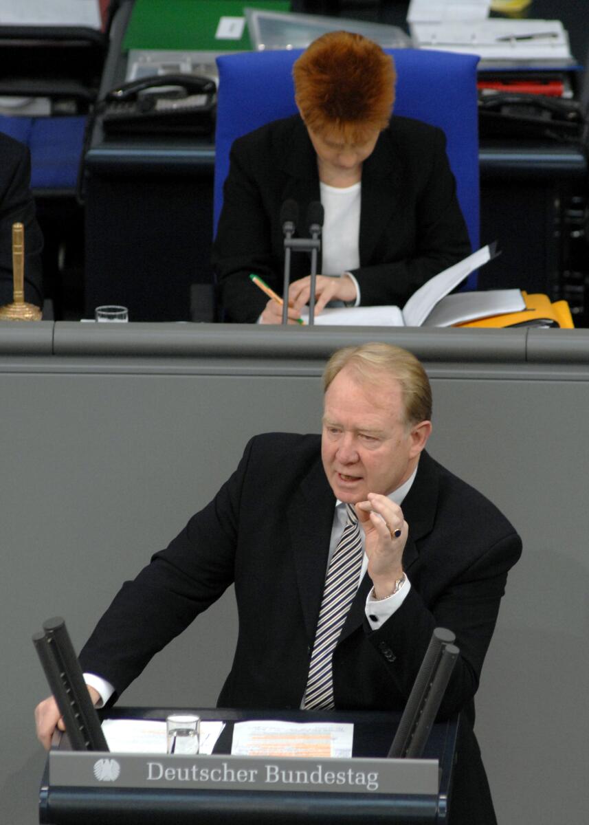 Dr. Hans Michelbach, CDU/CSU, Bundestagsabgeordneter, Abgeordneter, Mitglied des Deutschen Bundestages, MdB, Rede, Deutscher Bundestag, 22. Sitzung, TOP 4, Thema: Bankenhaftung für die Finanzkrise, Vorsitz: Bundestagsvizepräsidentin Petra Pau, DIE LINKE.; Rednerpult. Michelbach, Hans; Pau, Petra Dr. Hans Michelbach, CDU/CSU, Bundestagsabgeordneter, Abgeordneter, Mitglied des Deutschen Bundestages, MdB, Rede, Deutscher Bundestag, 22. Sitzung, TOP 4, Thema: Bankenhaftung für die Finanzkrise, Vorsitz: Bundestagsvizepräsidentin Petra Pau, DIE LINKE.; Rednerpult.
