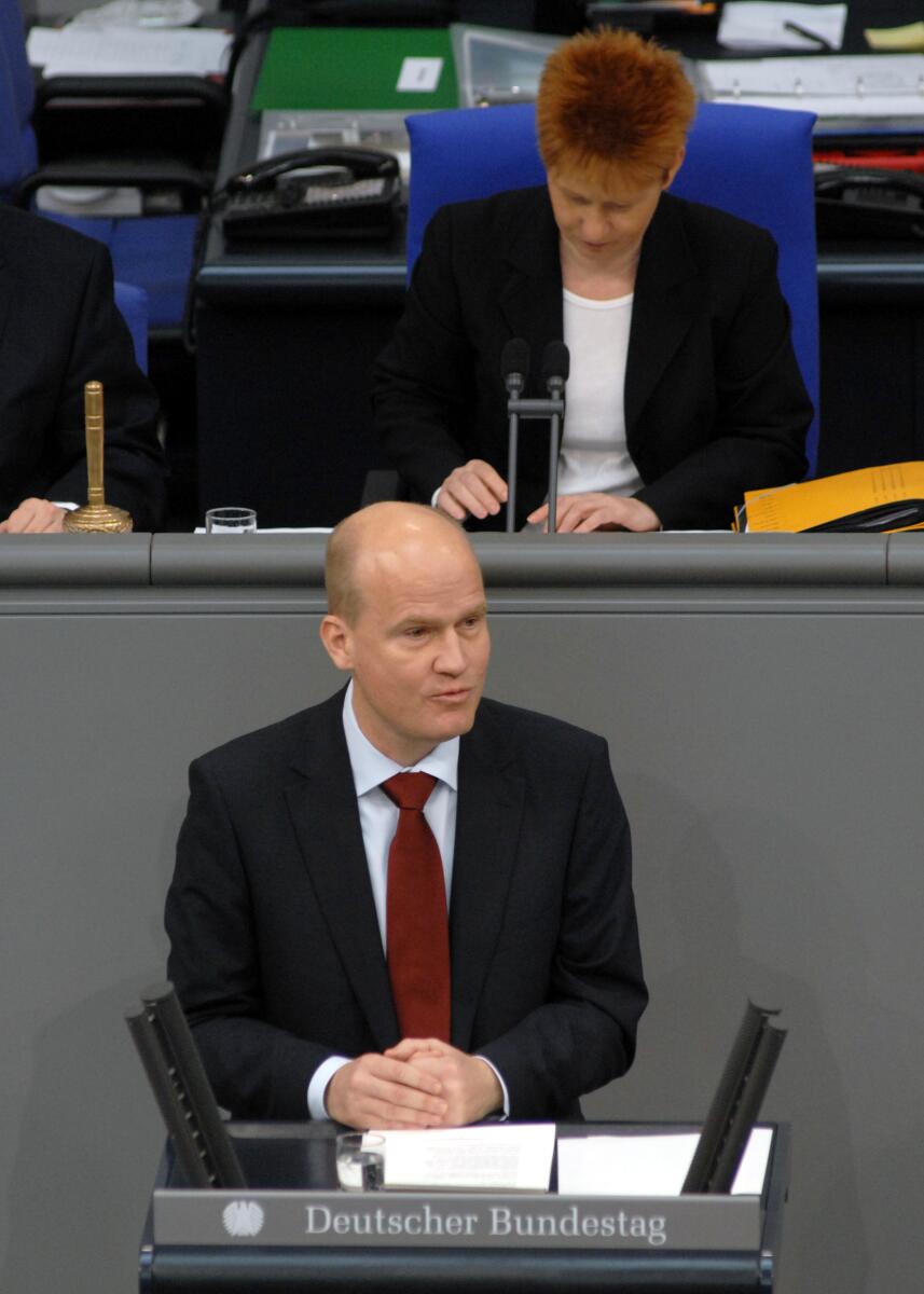 Ralph Brinkhaus, CDU/CSU, Bundestagsabgeordneter, Abgeordneter, Mitglied des Deutschen Bundestages, MdB, Rede, Deutscher Bundestag, 22. Sitzung, TOP 4, Thema: Bankenhaftung für die Finanzkrise, Vorsitz: Bundestagsvizepräsidentin Petra Pau, DIE LINKE.; Rednerpult. Brinkhaus, Ralph; Pau, Petra Ralph Brinkhaus, CDU/CSU, Bundestagsabgeordneter, Abgeordneter, Mitglied des Deutschen Bundestages, MdB, Rede, Deutscher Bundestag, 22. Sitzung, TOP 4, Thema: Bankenhaftung für die Finanzkrise, Vorsitz: Bundestagsvizepräsidentin Petra Pau, DIE LINKE.; Rednerpult.