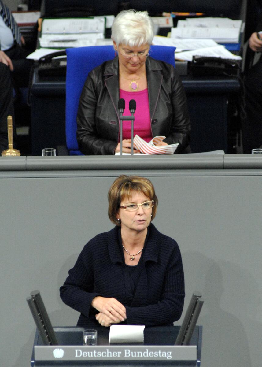 Priska Hinz, Bündnis 90/Die Grünen, Bundestagsabgeordnete, Abgeordnete, Mitglied des Deutschen Bundestages, MdB, Rede, Deutscher Bundestag, 19. Sitzung, TOP 13, Thema: Ausbildungschancen für Jugendliche, Vorsitz: Bundestagsvizepräsidentin Gerda Hasselfeldt, CDU/CSU.; Rednerpult. Hinz, Priska; Hasselfeldt, Gerda Priska Hinz, Bündnis 90/Die Grünen, Bundestagsabgeordnete, Abgeordnete, Mitglied des Deutschen Bundestages, MdB, Rede, Deutscher Bundestag, 19. Sitzung, TOP 13, Thema: Ausbildungschancen für Jugendliche, Vorsitz: Bundestagsvizepräsidentin Gerda Hasselfeldt, CDU/CSU.; Rednerpult.
