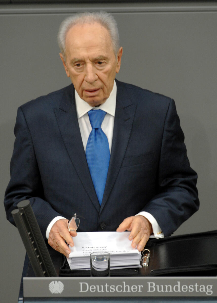 Gedenkstunde für die Opfer des Nationalsozialismus. Hier hält Shimon Peres, Präsident des Staates Israel die Gedenkrede.; Rednerpult.Shimon Peres. Peres, Shimon Gedenkstunde für die Opfer des Nationalsozialismus. Hier hält Shimon Peres, Präsident des Staates Israel die Gedenkrede.; Rednerpult.Shimon Peres.