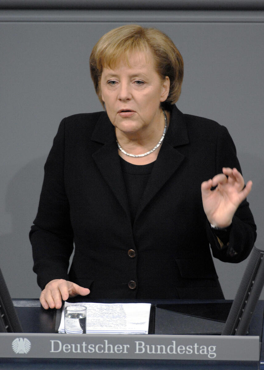 Dr. Angela Merkel, Bundeskanzlerin, CDU/CSU, Bundestagsabgeordnete, Abgeordnete, Mitglied des Deutschen Bundestages, MdB, Rede, Deutscher Bundestag, 15. Sitzung, TOP 2, Epl 04, Thema: Haushaltsgesetz 2010, Bundeskanzleramt, Redner 2.; Rednerpult. Merkel, Angela Dr. Angela Merkel, Bundeskanzlerin, CDU/CSU, Bundestagsabgeordnete, Abgeordnete, Mitglied des Deutschen Bundestages, MdB, Rede, Deutscher Bundestag, 15. Sitzung, TOP 2, Epl 04, Thema: Haushaltsgesetz 2010, Bundeskanzleramt, Redner 2.; Rednerpult.