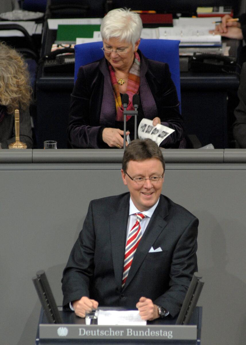 Michael Grosse-Brömer, CDU/CSU, Bundestagsabgeordneter, Abgeordneter, Mitglied des Deutschen Bundestages, MdB, Rede, Deutscher Bundestag, 14. Sitzung, TOP 2, Epl 07, Thema: Haushaltsgesetz 2010, Justiz, Vorsitz: Bundestagsvizepräsidentin Gerda Hasselfeldt, CDU/CSU.; Rednerpult. Hasselfeldt, Gerda; Grosse-Brömer, Michael Michael Grosse-Brömer, CDU/CSU, Bundestagsabgeordneter, Abgeordneter, Mitglied des Deutschen Bundestages, MdB, Rede, Deutscher Bundestag, 14. Sitzung, TOP 2, Epl 07, Thema: Haushaltsgesetz 2010, Justiz, Vorsitz: Bundestagsvizepräsidentin Gerda Hasselfeldt, CDU/CSU.; Rednerpult.