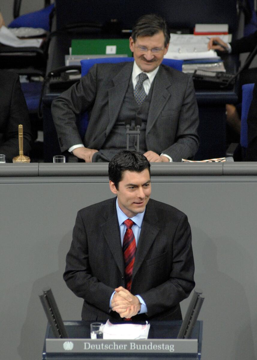 Dr. Sascha Raabe, SPD, Bundestagsabgeordneter, Abgeordneter, Mitglied des Deutschen Bundestages, MdB, Rede, Deutscher Bundestag, 15. Sitzung, TOP 2, Epl 23, Thema: Haushaltsgesetz 2010, Wirtschaftliche Zusammenarbeit und Entwicklung, Vorsitz: Bundestagsvizepräsident Dr. Hermann Otto Solms, FDP.; Rednerpult. Raabe, Sascha; Solms, Hermann Otto Dr. Sascha Raabe, SPD, Bundestagsabgeordneter, Abgeordneter, Mitglied des Deutschen Bundestages, MdB, Rede, Deutscher Bundestag, 15. Sitzung, TOP 2, Epl 23, Thema: Haushaltsgesetz 2010, Wirtschaftliche Zusammenarbeit und Entwicklung, Vorsitz: Bundestagsvizepräsident Dr. Hermann Otto Solms, FDP.; Rednerpult.