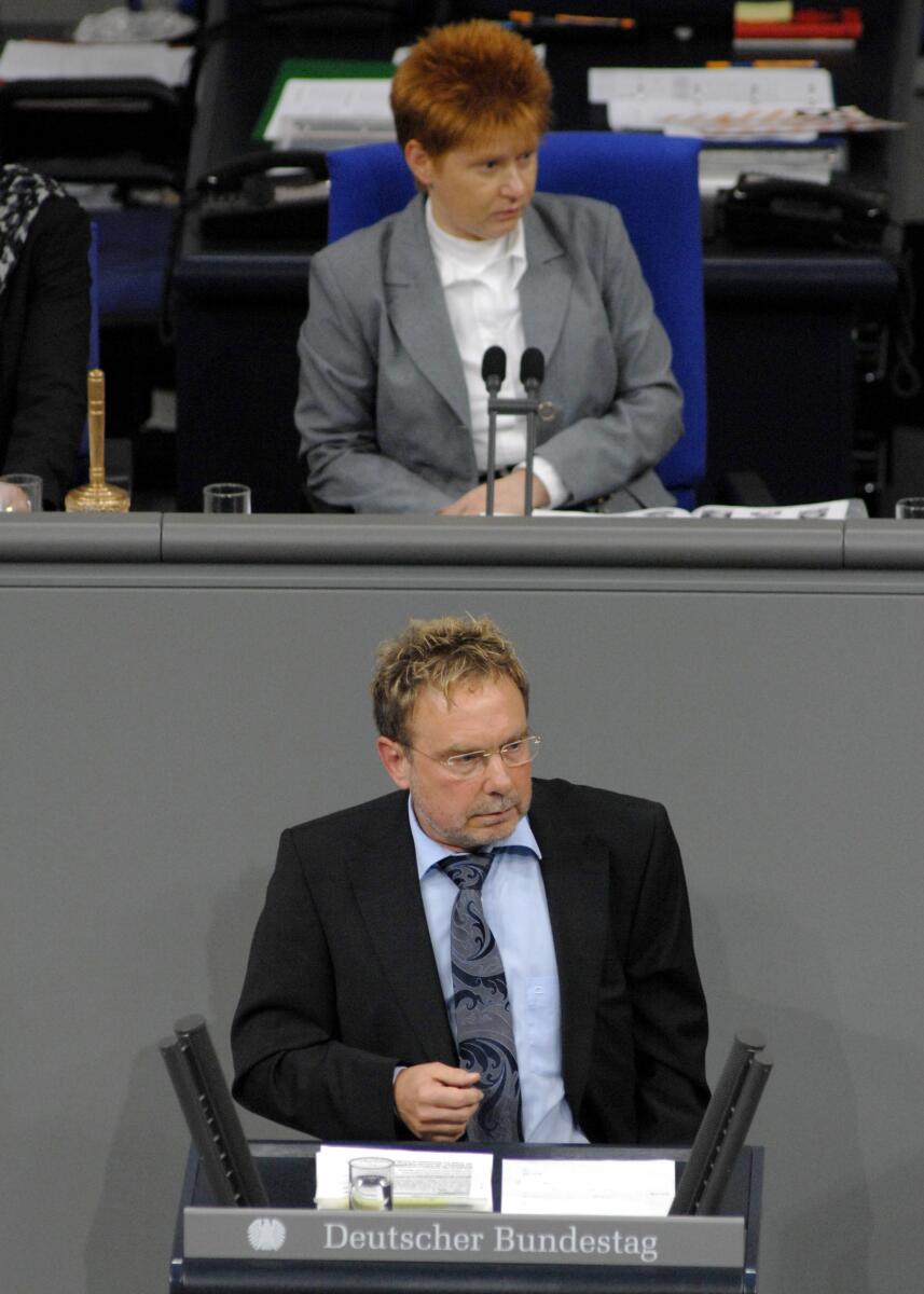 Ullrich Meßmer, SPD, Bundestagsabgeordneter, Abgeordneter, Mitglied des Deutschen Bundestages, MdB, Rede, Deutscher Bundestag, 15. Sitzung, TOP 2, Epl 23, Thema: Haushaltsgesetz 2010, Wirtschaftliche Zusammenarbeit und Entwicklung, Vorsitz: Bundestagsvizepräsidentin Petra Pau, DIE LINKE.; Rednerpult. Meßmer, Ullrich; Pau, Petra Ullrich Meßmer, SPD, Bundestagsabgeordneter, Abgeordneter, Mitglied des Deutschen Bundestages, MdB, Rede, Deutscher Bundestag, 15. Sitzung, TOP 2, Epl 23, Thema: Haushaltsgesetz 2010, Wirtschaftliche Zusammenarbeit und Entwicklung, Vorsitz: Bundestagsvizepräsidentin Petra Pau, DIE LINKE.; Rednerpult.
