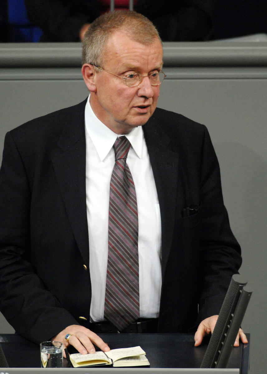 Ruprecht Polenz, CDU/CSU, Bundestagsabgeordneter, Abgeordneter, Mitglied des Deutschen Bundestages, MdB, Rede, Deutscher Bundestag, 11. Sitzung, Aktuelle Stunde, Thema: Einsatz der Bundeswehr in Afghanistan, Redner 12.; Rednerpult. Polenz, Ruprecht Ruprecht Polenz, CDU/CSU, Bundestagsabgeordneter, Abgeordneter, Mitglied des Deutschen Bundestages, MdB, Rede, Deutscher Bundestag, 11. Sitzung, Aktuelle Stunde, Thema: Einsatz der Bundeswehr in Afghanistan, Redner 12.; Rednerpult.