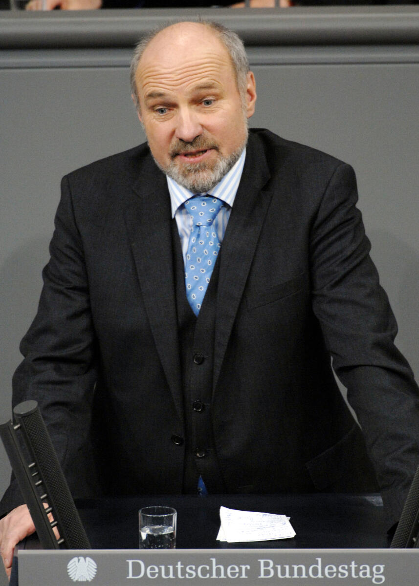 Rainer Arnold, SPD, Bundestagsabgeordneter, Abgeordneter, Mitglied des Deutschen Bundestages, MdB, Rede, Deutscher Bundestag, 11. Sitzung, Aktuelle Stunde, Thema: Einsatz der Bundeswehr in Afghanistan, Redner7.; Rednerpult. Arnold, Rainer Rainer Arnold, SPD, Bundestagsabgeordneter, Abgeordneter, Mitglied des Deutschen Bundestages, MdB, Rede, Deutscher Bundestag, 11. Sitzung, Aktuelle Stunde, Thema: Einsatz der Bundeswehr in Afghanistan, Redner7.; Rednerpult.