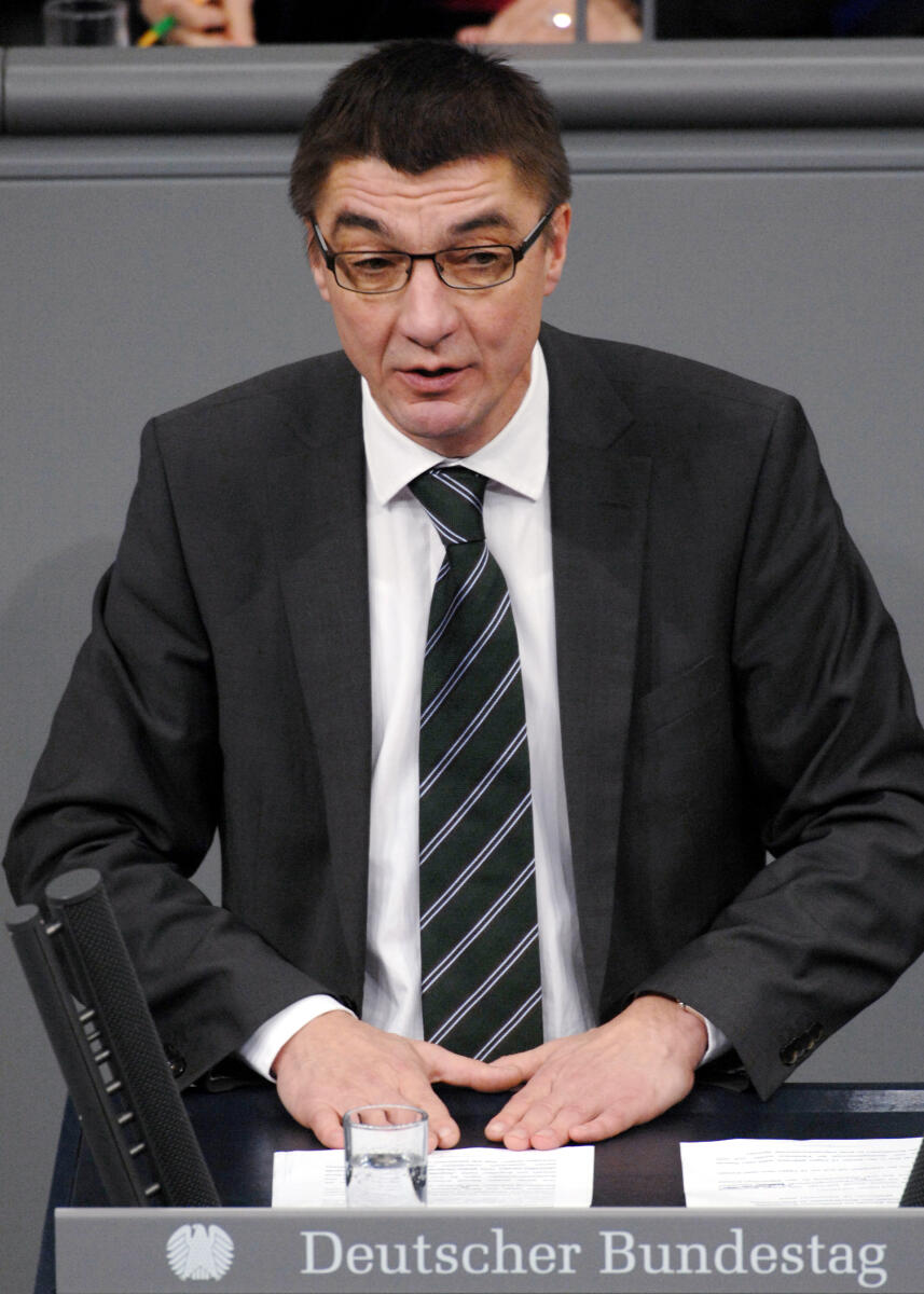 Dr. Andreas Schockenhoff, CDU/CSU, Bundestagsabgeordneter, Abgeordneter, Mitglied des Deutschen Bundestages, MdB, Rede, Deutscher Bundestag, 11. Sitzung, Aktuelle Stunde, Thema: Einsatz der Bundeswehr in Afghanistan, Redner 1.; Rednerpult. Schockenhoff, Andreas Dr. Andreas Schockenhoff, CDU/CSU, Bundestagsabgeordneter, Abgeordneter, Mitglied des Deutschen Bundestages, MdB, Rede, Deutscher Bundestag, 11. Sitzung, Aktuelle Stunde, Thema: Einsatz der Bundeswehr in Afghanistan, Redner 1.; Rednerpult.