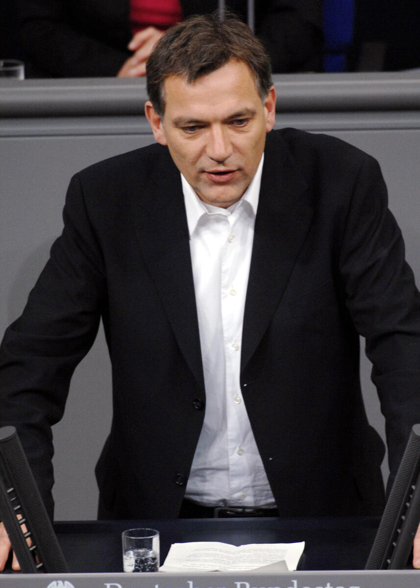 Aken, Jan van Jan van Aken, DIE LINKE, Bundestagsabgeordneter, Abgeordneter, Mitglied des Deutschen Bundestages, MdB, Rede, Deutscher Bundestag, 11. Sitzung, Aktuelle Stunde, Thema: Einsatz der Bundeswehr in Afghanistan, Redner 4.; Rednerpult.