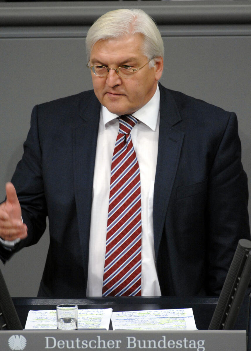 Dr. Frank-Walter Steinmeier, SPD, Bundestagsabgeordneter, Abgeordneter, Mitglied des Deutschen Bundestages, MdB, Rede, Deutscher Bundestag, 11. Sitzung, Aktuelle Stunde, Thema: Einsatz der Bundeswehr in Afghanistan, Redner 2.; Rednerpult. Steinmeier, Frank-Walter Dr. Frank-Walter Steinmeier, SPD, Bundestagsabgeordneter, Abgeordneter, Mitglied des Deutschen Bundestages, MdB, Rede, Deutscher Bundestag, 11. Sitzung, Aktuelle Stunde, Thema: Einsatz der Bundeswehr in Afghanistan, Redner 2.; Rednerpult.