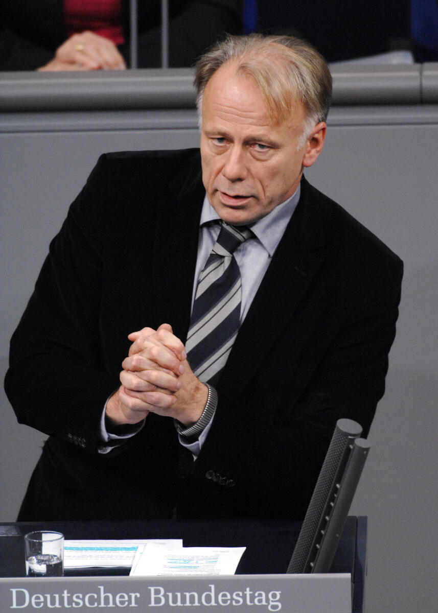 Jürgen Trittin, Bündnis 90/Die Grünen, Bundestagsabgeordneter, Abgeordneter, Mitglied des Deutschen Bundestages, MdB, Rede, Deutscher Bundestag, 11. Sitzung, Aktuelle Stunde, Thema: Einsatz der Bundeswehr in Afghanistan, Redner 5.; Rednerpult. Trittin, Jürgen Jürgen Trittin, Bündnis 90/Die Grünen, Bundestagsabgeordneter, Abgeordneter, Mitglied des Deutschen Bundestages, MdB, Rede, Deutscher Bundestag, 11. Sitzung, Aktuelle Stunde, Thema: Einsatz der Bundeswehr in Afghanistan, Redner 5.; Rednerpult.