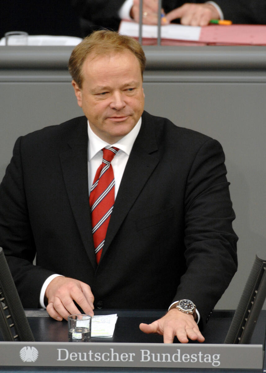 Niebel, Dirk Dirk Niebel, BMin., FDP, Bundestagsabgeordneter, Abgeordneter, Mitglied des Deutschen Bundestages, MdB, Rede, Deutscher Bundestag, 9. Sitzung, TOP 4, Thema: Klimakonferenz in Kopenhagen, Redner 8.; Rednerpult.