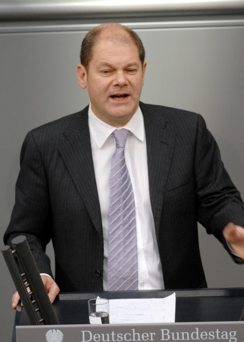 Olaf Scholz, SPD, Bundestagsabgeordneter, Abgeordneter, Mitglied des Deutschen Bundestages, MdB, Rede, Deutscher Bundestag, 9. Sitzung, TOP 5, Thema: Datenschutz für Beschäftigte, Redner 1.; Rednerpult. Scholz, Olaf Olaf Scholz, SPD, Bundestagsabgeordneter, Abgeordneter, Mitglied des Deutschen Bundestages, MdB, Rede, Deutscher Bundestag, 9. Sitzung, TOP 5, Thema: Datenschutz für Beschäftigte, Redner 1.; Rednerpult.