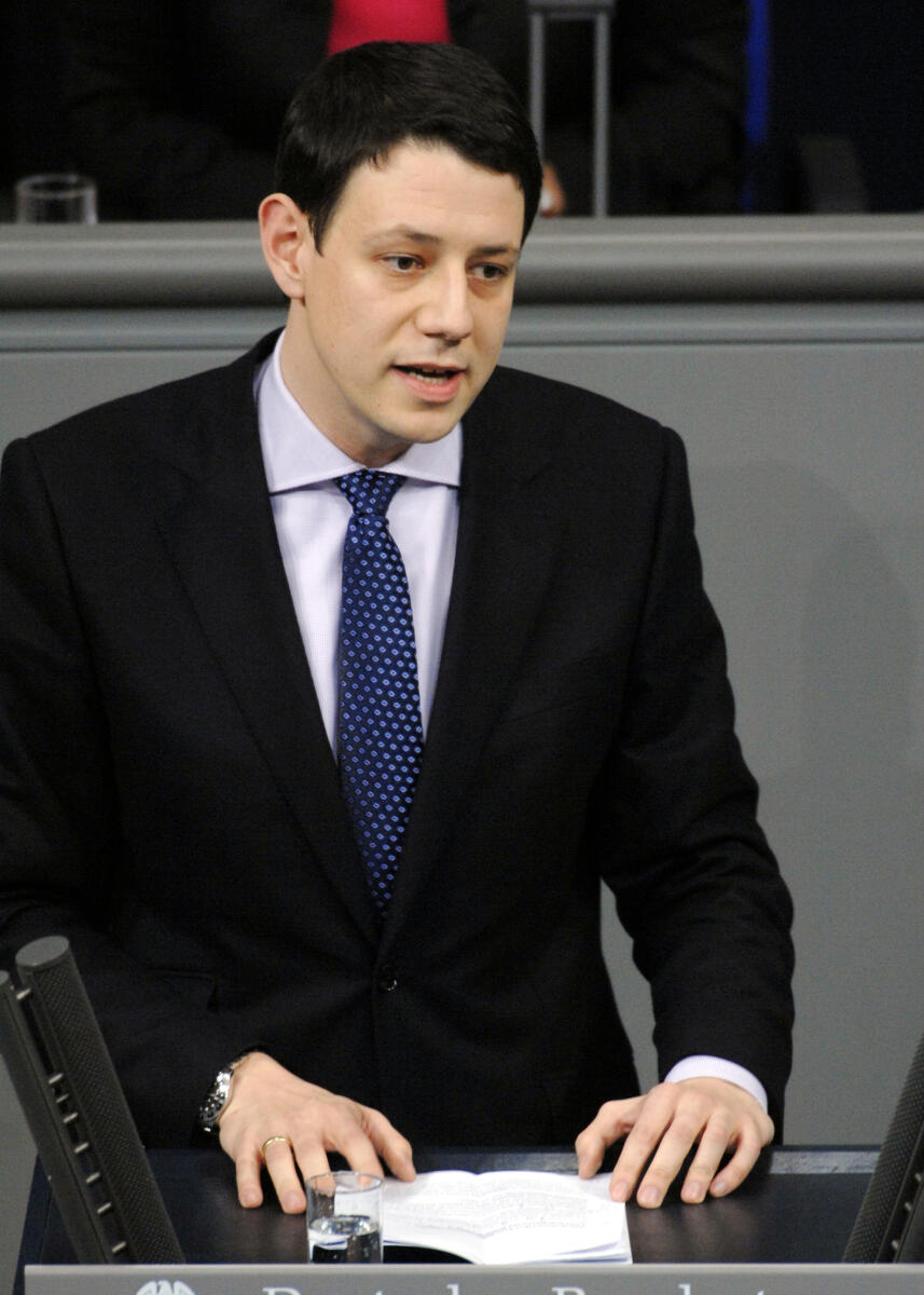 Philipp Mißfelder, CDU/CSU, Bundestagsabgeordneter, Abgeordneter, Mitglied des Deutschen Bundestages, MdB, Rede, Deutscher Bundestag, 11. Sitzung, Aktuelle Stunde, Thema: Einsatz der Bundeswehr in Afghanistan, Redner 10.; Rednerpult. Mißfelder, Philipp Philipp Mißfelder, CDU/CSU, Bundestagsabgeordneter, Abgeordneter, Mitglied des Deutschen Bundestages, MdB, Rede, Deutscher Bundestag, 11. Sitzung, Aktuelle Stunde, Thema: Einsatz der Bundeswehr in Afghanistan, Redner 10.; Rednerpult.