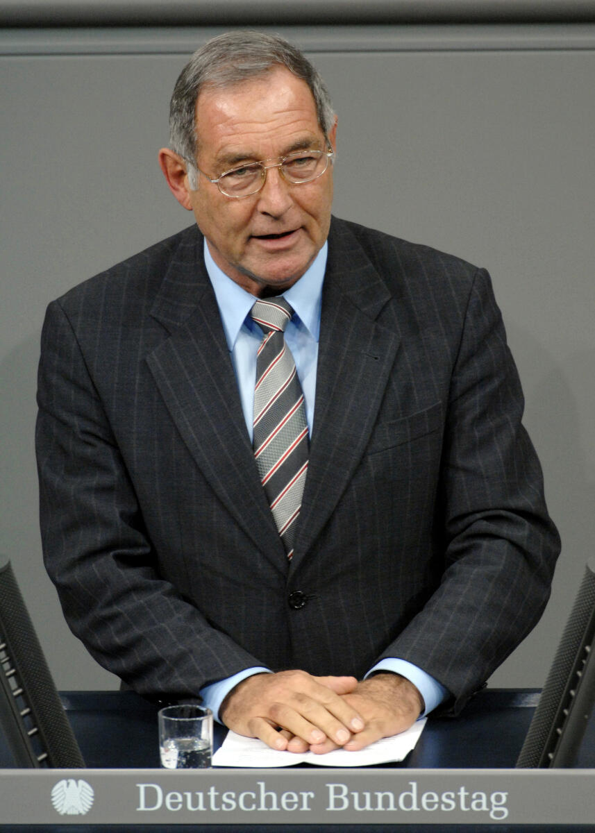 Ernst-Reinhard Beck, CDU/CSU, Bundestagsabgeordneter, Abgeordneter, Mitglied des Deutschen Bundestages, MdB, Rede, Deutscher Bundestag, 11. Sitzung, Aktuelle Stunde, Thema: Einsatz der Bundeswehr in Afghanistan, Redner 11.; Rednerpult. Beck, Ernst-Reinhard Ernst-Reinhard Beck, CDU/CSU, Bundestagsabgeordneter, Abgeordneter, Mitglied des Deutschen Bundestages, MdB, Rede, Deutscher Bundestag, 11. Sitzung, Aktuelle Stunde, Thema: Einsatz der Bundeswehr in Afghanistan, Redner 11.; Rednerpult.