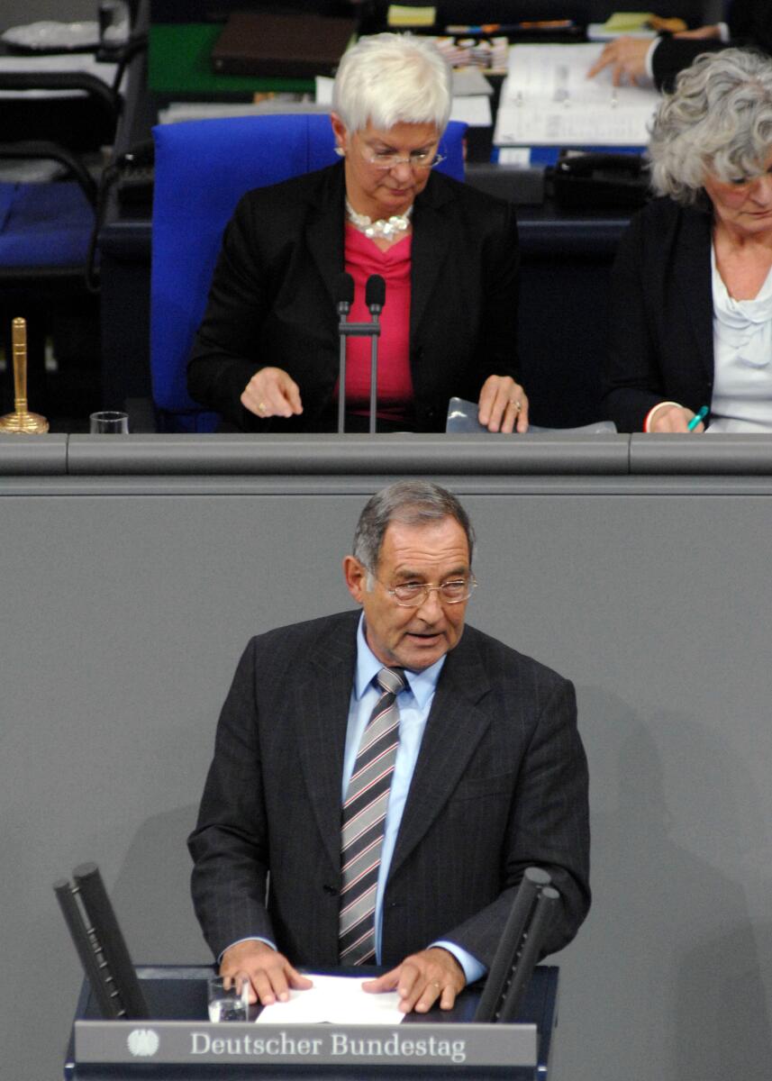 Ernst-Reinhard Beck (Reutlingen), CDU/CSU, Bundestagsabgeordneter, Abgeordneter, Mitglied des Deutschen Bundestages, MdB, Rede, Deutscher Bundestag, 11. Sitzung, Aktuelle Stunde, Thema: Einsatz der Bundeswehr in Afghanistan, Vorsitz: Bundestagsvizepräsidentin Gerda Hasselfeldt, CDU/CSU.; Rednerpult. Beck, Ernst-Reinhard; Hasselfeldt, Gerda Ernst-Reinhard Beck (Reutlingen), CDU/CSU, Bundestagsabgeordneter, Abgeordneter, Mitglied des Deutschen Bundestages, MdB, Rede, Deutscher Bundestag, 11. Sitzung, Aktuelle Stunde, Thema: Einsatz der Bundeswehr in Afghanistan, Vorsitz: Bundestagsvizepräsidentin Gerda Hasselfeldt, CDU/CSU.; Rednerpult.