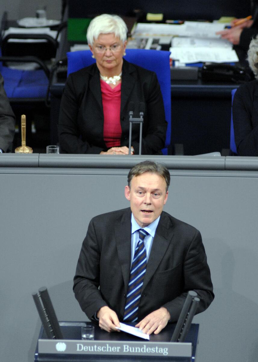 Thomas Oppermann, SPD, Bundestagsabgeordneter, Abgeordneter, Mitglied des Deutschen Bundestages, MdB, Rede, Deutscher Bundestag, 11. Sitzung, Aktuelle Stunde, Thema: Einsatz der Bundeswehr in Afghanistan, Vorsitz: Bundestagsvizepräsidentin Gerda Hasselfeldt, CDU/CSU.; Rednerpult. Oppermann, Thomas; Hasselfeldt, Gerda Thomas Oppermann, SPD, Bundestagsabgeordneter, Abgeordneter, Mitglied des Deutschen Bundestages, MdB, Rede, Deutscher Bundestag, 11. Sitzung, Aktuelle Stunde, Thema: Einsatz der Bundeswehr in Afghanistan, Vorsitz: Bundestagsvizepräsidentin Gerda Hasselfeldt, CDU/CSU.; Rednerpult.