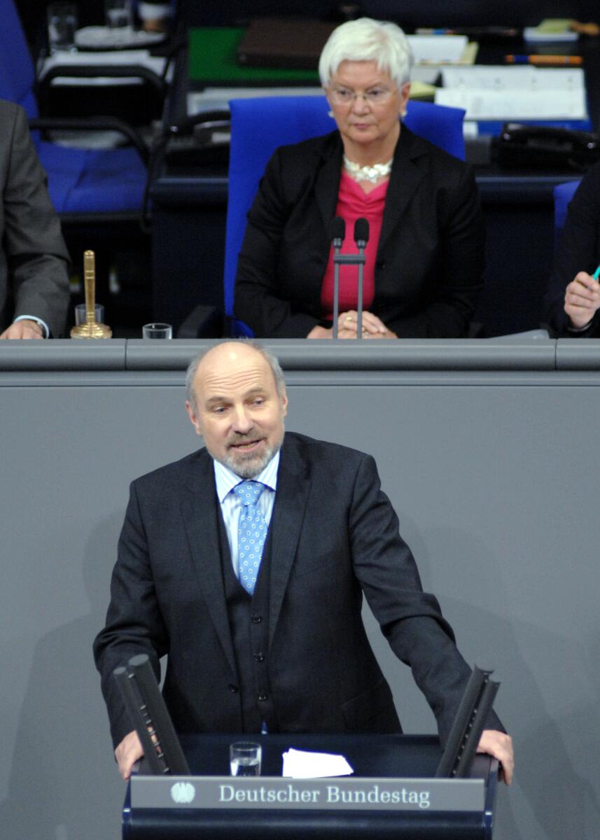 Rainer Arnold, SPD, Bundestagsabgeordneter, Abgeordneter, Mitglied des Deutschen Bundestages, MdB, Rede, Deutscher Bundestag, 11. Sitzung, Aktuelle Stunde, Thema: Einsatz der Bundeswehr in Afghanistan, Vorsitz: Bundestagsvizepräsidentin Gerda Hasselfeldt, CDU/CSU.; Rednerpult. Arnold, Rainer; Hasselfeldt, Gerda Rainer Arnold, SPD, Bundestagsabgeordneter, Abgeordneter, Mitglied des Deutschen Bundestages, MdB, Rede, Deutscher Bundestag, 11. Sitzung, Aktuelle Stunde, Thema: Einsatz der Bundeswehr in Afghanistan, Vorsitz: Bundestagsvizepräsidentin Gerda Hasselfeldt, CDU/CSU.; Rednerpult.
