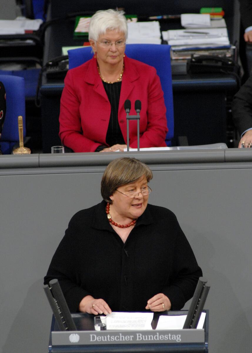 Andrea Astrid Voßhoff, CDU/CSU, Bundestagsabgeordnete, Abgeordnete, Mitglied des Deutschen Bundestages, MdB, Rede, Deutscher Bundestag, 12. Sitzung, TOP 7, Thema: Gemeinsame Aufgabenwahrnehmung von Bund und Ländern in der Grundsicherung, Vorsitz: Bundestagsvizepräsidentin Gerda Hasselfeldt, CDU/CSU.; Rednerpult. Voßhoff, Andrea Astrid; Hasselfeldt, Gerda Andrea Astrid Voßhoff, CDU/CSU, Bundestagsabgeordnete, Abgeordnete, Mitglied des Deutschen Bundestages, MdB, Rede, Deutscher Bundestag, 12. Sitzung, TOP 7, Thema: Gemeinsame Aufgabenwahrnehmung von Bund und Ländern in der Grundsicherung, Vorsitz: Bundestagsvizepräsidentin Gerda Hasselfeldt, CDU/CSU.; Rednerpult.