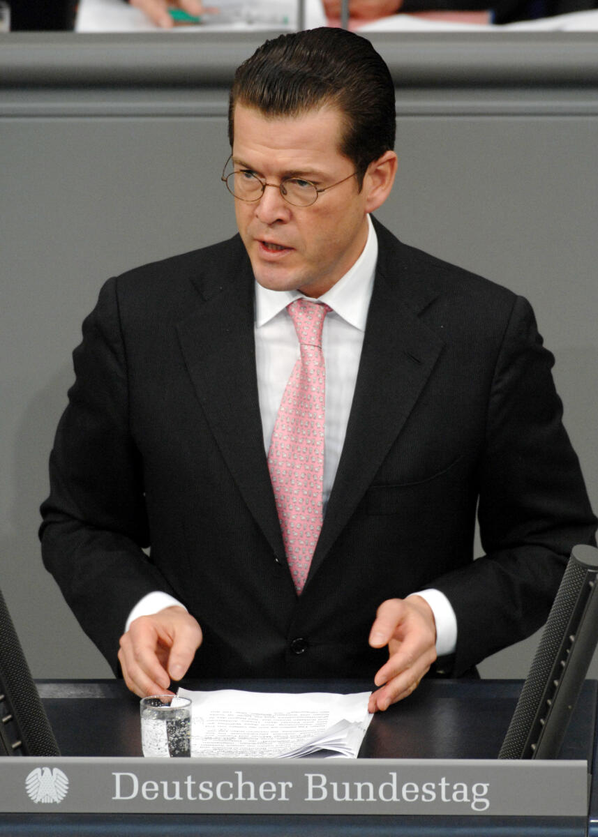 Dr. Karl-Theodor Freiherr zu Guttenberg, BMin., CDU/CSU, Bundestagsabgeordneter, Abgeordneter, Mitglied des Deutschen Bundestages, MdB, Rede, Deutscher Bundestag, 7. Sitzung, TOP 3, Thema: Bundeswehreinsatz Afghanistan (ISAF), Redner 3.; Rednerpult. Guttenberg, Karl-Theodor Freiherr zu Dr. Karl-Theodor Freiherr zu Guttenberg, BMin., CDU/CSU, Bundestagsabgeordneter, Abgeordneter, Mitglied des Deutschen Bundestages, MdB, Rede, Deutscher Bundestag, 7. Sitzung, TOP 3, Thema: Bundeswehreinsatz Afghanistan (ISAF), Redner 3.; Rednerpult.