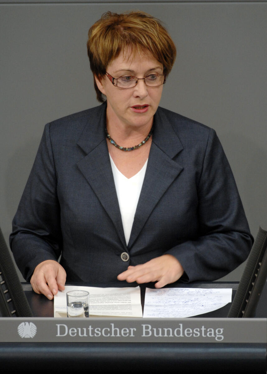 Karin Evers-Meyer, SPD, Bundestagsabgeordnete, Abgeordnete, Mitglied des Deutschen Bundestages, MdB, Rede, Deutscher Bundestag, 7. Sitzung, TOP 3, Thema: Bundeswehreinsatz Afghanistan (ISAF), Redner 11.; Rednerpult. Evers-Meyer, Karin Karin Evers-Meyer, SPD, Bundestagsabgeordnete, Abgeordnete, Mitglied des Deutschen Bundestages, MdB, Rede, Deutscher Bundestag, 7. Sitzung, TOP 3, Thema: Bundeswehreinsatz Afghanistan (ISAF), Redner 11.; Rednerpult.