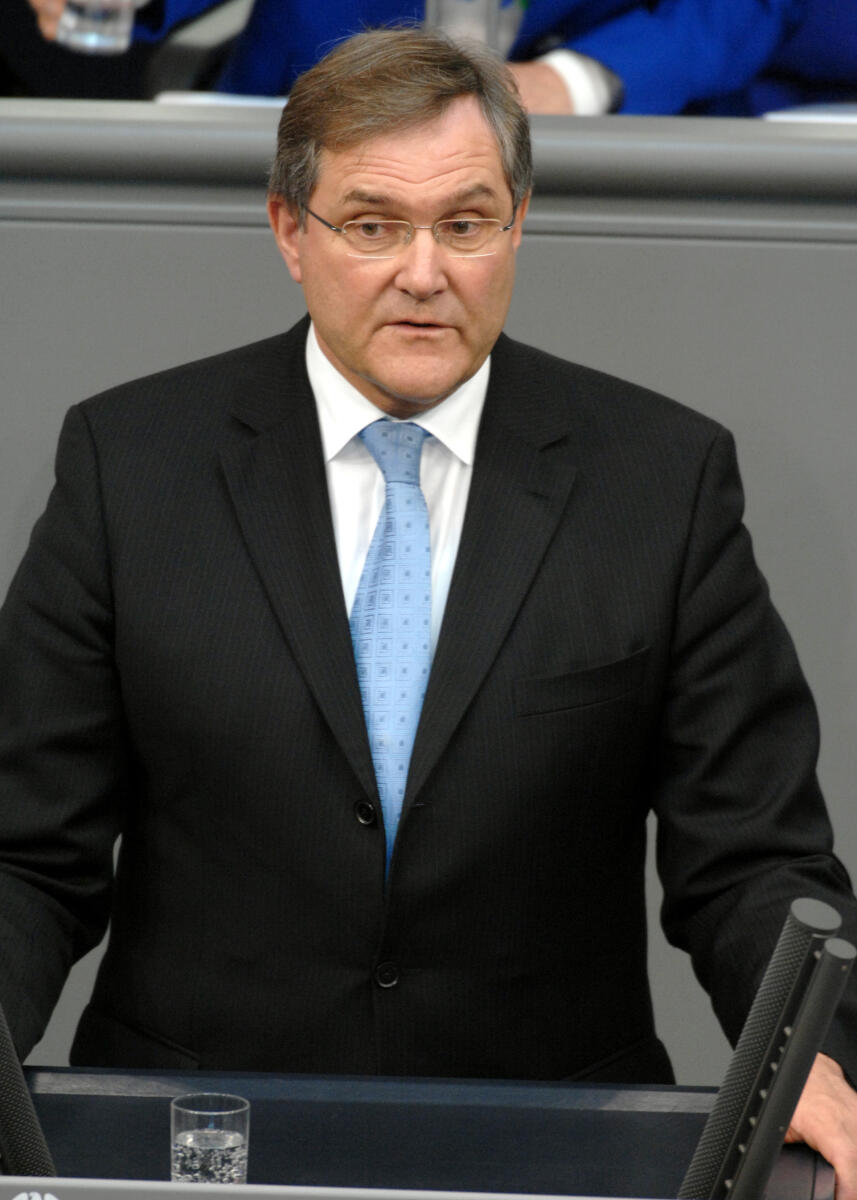 Dr. Franz Josef Jung, BMin., CDU/CSU, Bundestagsabgeordneter, Abgeordneter, Mitglied des Deutschen Bundestages, MdB, Rede, Deutscher Bundestag, 7. Sitzung, TOP 3, Thema: Bundeswehreinsatz Afghanistan (ISAF), Redner 13.; Rednerpult. Jung, Franz Josef Dr. Franz Josef Jung, BMin., CDU/CSU, Bundestagsabgeordneter, Abgeordneter, Mitglied des Deutschen Bundestages, MdB, Rede, Deutscher Bundestag, 7. Sitzung, TOP 3, Thema: Bundeswehreinsatz Afghanistan (ISAF), Redner 13.; Rednerpult.