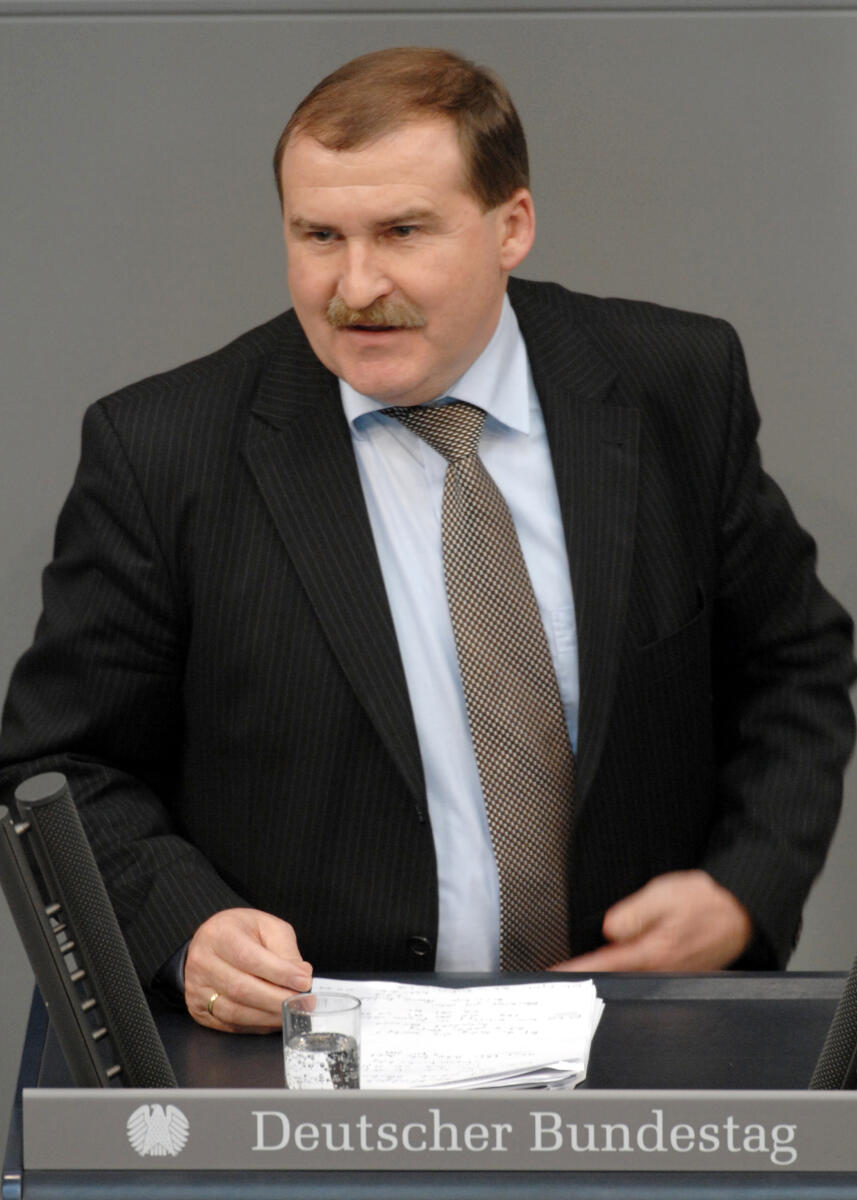 Max Straubinger, CDU/CSU, Bundestagsabgeordneter, Abgeordneter, Mitglied des Deutschen Bundestages, MdB, Rede, Deutscher Bundestag, 7. Sitzung, TOP 4, Thema: Altersteilzeitgesetz, Redner 10.; Rednerpult. Straubinger, Max Max Straubinger, CDU/CSU, Bundestagsabgeordneter, Abgeordneter, Mitglied des Deutschen Bundestages, MdB, Rede, Deutscher Bundestag, 7. Sitzung, TOP 4, Thema: Altersteilzeitgesetz, Redner 10.; Rednerpult.