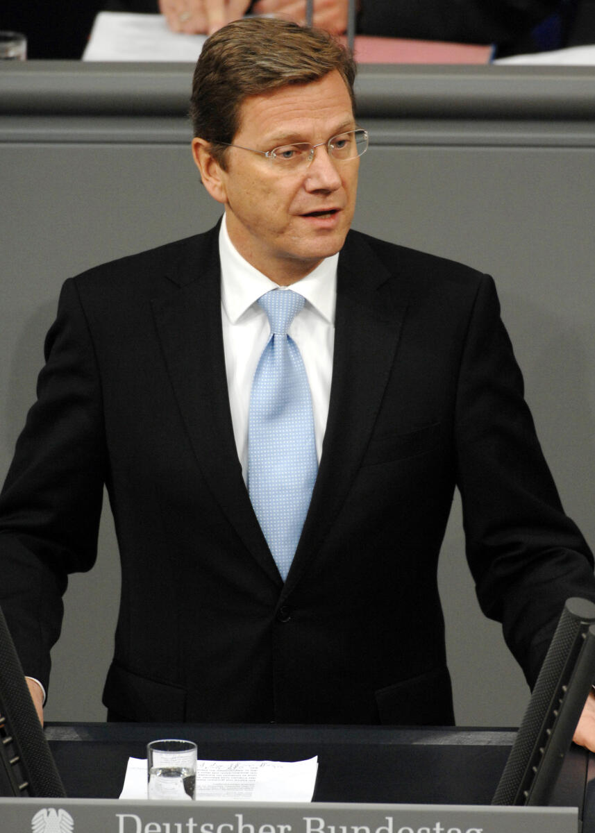 Dr. Guido Westerwelle, BMin., FDP, Bundestagsabgeordneter, Abgeordneter, Mitglied des Deutschen Bundestages, MdB, Rede, Deutscher Bundestag, 7. Sitzung, TOP 3, Thema: Bundeswehreinsatz Afghanistan (ISAF), Redner 1.; Rednerpult. Westerwelle, Guido Dr. Guido Westerwelle, BMin., FDP, Bundestagsabgeordneter, Abgeordneter, Mitglied des Deutschen Bundestages, MdB, Rede, Deutscher Bundestag, 7. Sitzung, TOP 3, Thema: Bundeswehreinsatz Afghanistan (ISAF), Redner 1.; Rednerpult.