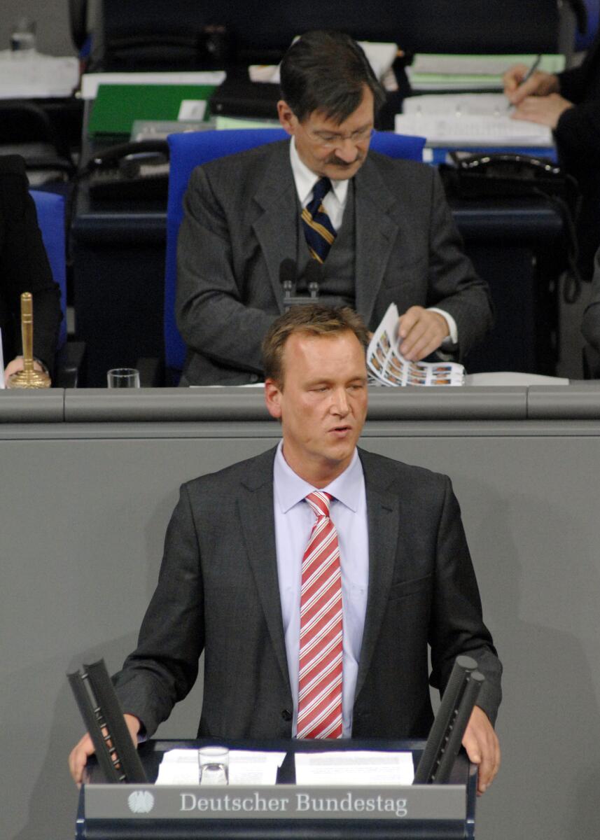 Burkhard Lischka, SPD, Bundestagsabgeordneter, Abgeordneter, Mitglied des Deutschen Bundestages, MdB, Rede, Deutscher Bundestag, 9. Sitzung, TOP 9, Thema: Bundeswehreinsatz Afghanistan (ISAF), Vorsitz: Bundestagsvizepräsident Dr. Hermann Otto Solms, FDP.; Rednerpult. Lischka, Burkhard; Solms, Hermann Otto Burkhard Lischka, SPD, Bundestagsabgeordneter, Abgeordneter, Mitglied des Deutschen Bundestages, MdB, Rede, Deutscher Bundestag, 9. Sitzung, TOP 9, Thema: Bundeswehreinsatz Afghanistan (ISAF), Vorsitz: Bundestagsvizepräsident Dr. Hermann Otto Solms, FDP.; Rednerpult.