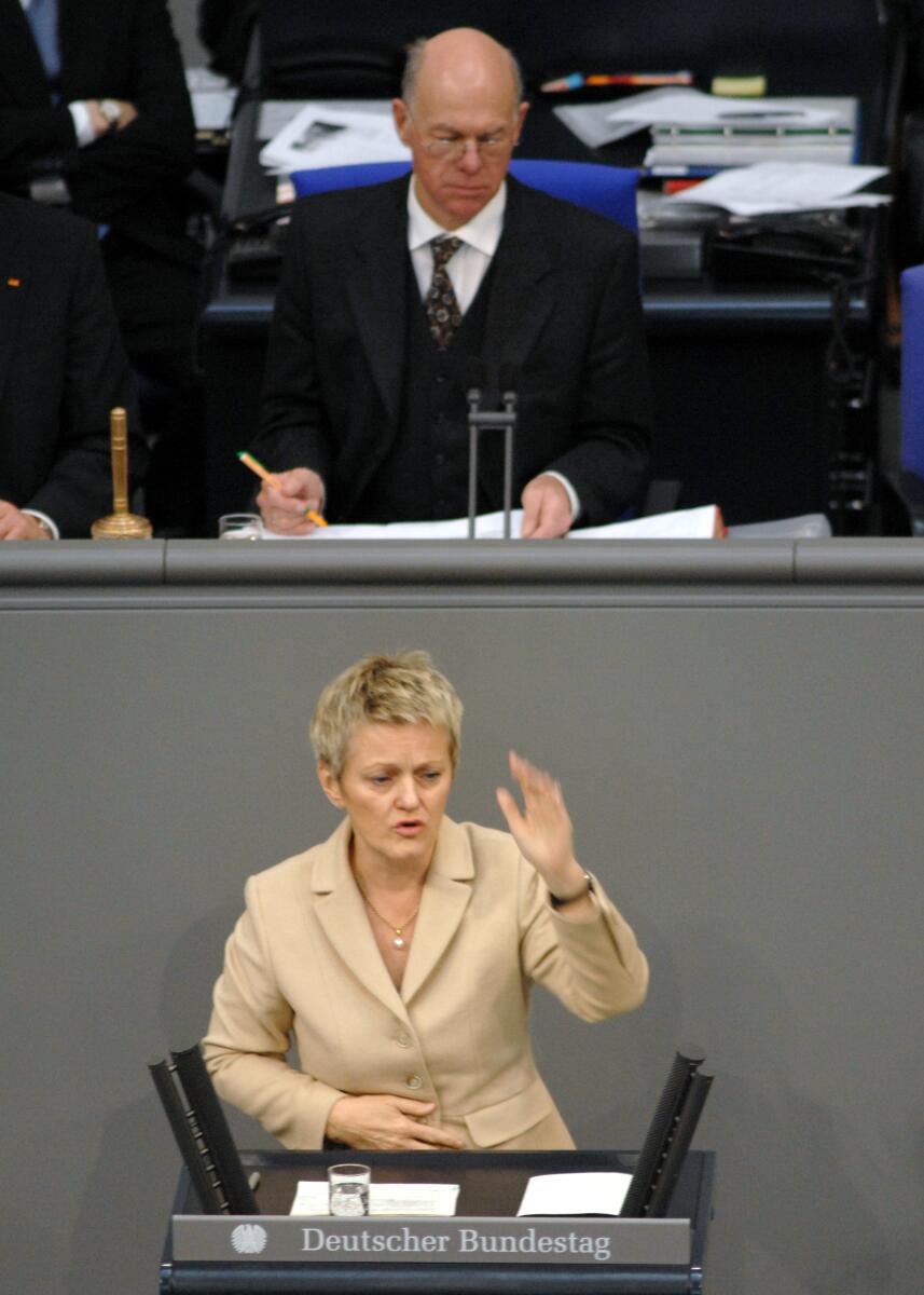 Renate Künast, Bündnis 90/Die Grünen, Bundestagsabgeordnete, Abgeordnete, Mitglied des Deutschen Bundestages, MdB, Rede, Deutscher Bundestag, 9. Sitzung, TOP 4, Thema: Klimakonferenz in Kopenhagen, Vorsitz: Bundestagspräsident Prof. Dr. Norbert Lammert, CDU/CSU.; Rednerpult. Künast, Renate; Lammert, Norbert Renate Künast, Bündnis 90/Die Grünen, Bundestagsabgeordnete, Abgeordnete, Mitglied des Deutschen Bundestages, MdB, Rede, Deutscher Bundestag, 9. Sitzung, TOP 4, Thema: Klimakonferenz in Kopenhagen, Vorsitz: Bundestagspräsident Prof. Dr. Norbert Lammert, CDU/CSU.; Rednerpult.