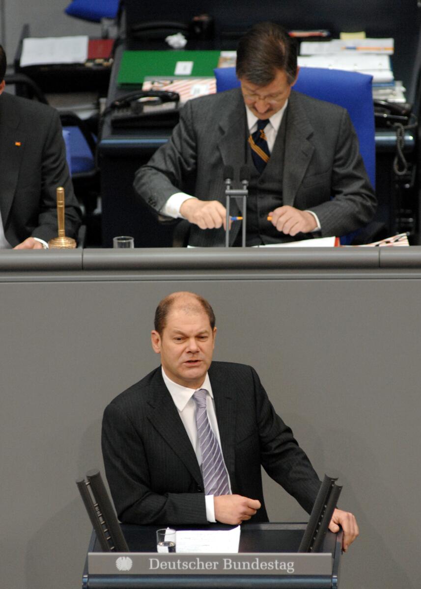 Scholz, Olaf; Solms, Hermann Otto Olaf Scholz, SPD, Bundestagsabgeordneter, Abgeordneter, Mitglied des Deutschen Bundestages, MdB, Rede, Deutscher Bundestag, 9. Sitzung, TOP 5, Thema: Datenschutz für Beschäftigte, Vorsitz: Bundestagsvizepräsident Dr. Hermann Otto Solms, FDP.; Rednerpult.