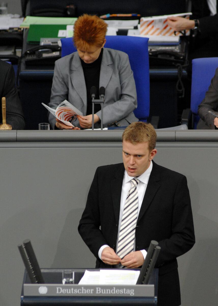 Brandl, Reinhard; Pau, Petra Dr. Reinhard Brandl, CDU/CSU, Bundestagsabgeordneter, Abgeordneter, Mitglied des Deutschen Bundestages, MdB, Rede, Deutscher Bundestag, 9. Sitzung, ZP 3 Aktuelle Stunde, Thema: Bildungsproteste nicht aussitzen - Hochschulgipfel vorziehen, Vorsitz: Bundestagsvizepräsidentin Petra Pau, DIE LINKE.; Rednerpult.