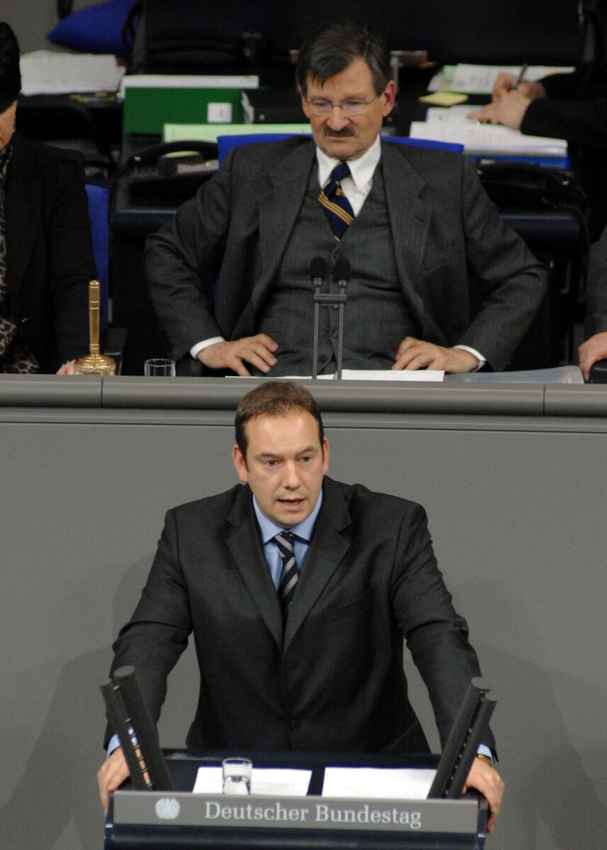 Henning Otte, CDU/CSU, Bundestagsabgeordneter, Abgeordneter, Mitglied des Deutschen Bundestages, MdB, Rede, Deutscher Bundestag, 9. Sitzung, TOP 10, Thema: Bundeswehreinsatz Libanon (UNIFIL), Vorsitz: Bundestagsvizepräsident Dr. Hermann Otto Solms.; Rednerpult. Otte, Henning; Solms, Hermann Otto Henning Otte, CDU/CSU, Bundestagsabgeordneter, Abgeordneter, Mitglied des Deutschen Bundestages, MdB, Rede, Deutscher Bundestag, 9. Sitzung, TOP 10, Thema: Bundeswehreinsatz Libanon (UNIFIL), Vorsitz: Bundestagsvizepräsident Dr. Hermann Otto Solms.; Rednerpult.