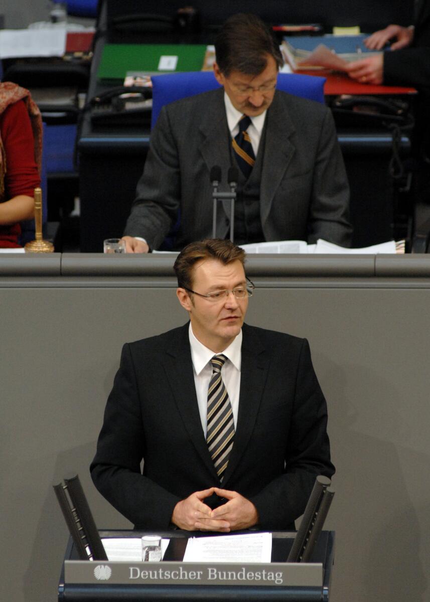 Michael Frieser, CDU/CSU, Bundestagsabgeordneter, Abgeordneter, Mitglied des Deutschen Bundestages, MdB, Rede, Deutscher Bundestag, 9. Sitzung, TOP 5, Thema: Datenschutz für Beschäftigte, Vorsitz: Bundestagsvizepräsident Dr. Hermann Otto Solms, FDP.; Rednerpult. Frieser, Michael; Solms, Hermann Otto Michael Frieser, CDU/CSU, Bundestagsabgeordneter, Abgeordneter, Mitglied des Deutschen Bundestages, MdB, Rede, Deutscher Bundestag, 9. Sitzung, TOP 5, Thema: Datenschutz für Beschäftigte, Vorsitz: Bundestagsvizepräsident Dr. Hermann Otto Solms, FDP.; Rednerpult.