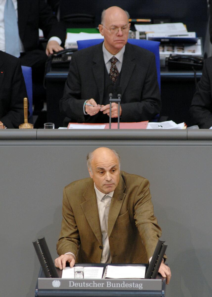 Paul Schäfer, DIE LINKE., Bundestagsabgeordneter, Abgeordneter, Mitglied des Deutschen Bundestages, MdB, Rede, Deutscher Bundestag, 7. Sitzung, TOP 3, Thema: Bundeswehreinsatz Afghanistan (ISAF), Vorsitz: Bundestagspräsident Prof. Dr. Norbert Lammert, CDU/CSU.; Rednerpult. Schäfer, Paul; Lammert, Norbert Paul Schäfer, DIE LINKE., Bundestagsabgeordneter, Abgeordneter, Mitglied des Deutschen Bundestages, MdB, Rede, Deutscher Bundestag, 7. Sitzung, TOP 3, Thema: Bundeswehreinsatz Afghanistan (ISAF), Vorsitz: Bundestagspräsident Prof. Dr. Norbert Lammert, CDU/CSU.; Rednerpult.