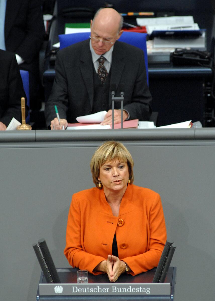 Elke Hoff, FDP, Bundestagsabgeordnete, Abgeordnete, Mitglied des Deutschen Bundestages, MdB, Rede, Deutscher Bundestag, 7. Sitzung, TOP 3, Thema: Bundeswehreinsatz Afghanistan (ISAF), Vorsitz: Bundestagspräsident Prof. Dr. Norbert Lammert, CDU/CSU.; Rednerpult. Hoff, Elke; Lammert, Norbert Elke Hoff, FDP, Bundestagsabgeordnete, Abgeordnete, Mitglied des Deutschen Bundestages, MdB, Rede, Deutscher Bundestag, 7. Sitzung, TOP 3, Thema: Bundeswehreinsatz Afghanistan (ISAF), Vorsitz: Bundestagspräsident Prof. Dr. Norbert Lammert, CDU/CSU.; Rednerpult.