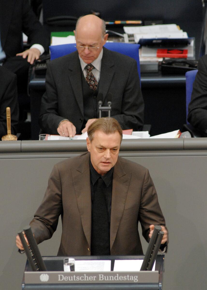 Dr. Frithjof Schmidt, Bündnis 90/Die GRünen, Bundestagsabgeordneter, Abgeordneter, Mitglied des Deutschen Bundestages, MdB, Rede, Deutscher Bundestag, 7. Sitzung, TOP 3, Thema: Bundeswehreinsatz Afghanistan (ISAF), Vorsitz: Bundestagspräsident Prof. Dr. Norbert Lammert, CDU/CSU.; Rednerpult. Schmidt, Frithjof; Lammert, Norbert Dr. Frithjof Schmidt, Bündnis 90/Die GRünen, Bundestagsabgeordneter, Abgeordneter, Mitglied des Deutschen Bundestages, MdB, Rede, Deutscher Bundestag, 7. Sitzung, TOP 3, Thema: Bundeswehreinsatz Afghanistan (ISAF), Vorsitz: Bundestagspräsident Prof. Dr. Norbert Lammert, CDU/CSU.; Rednerpult.