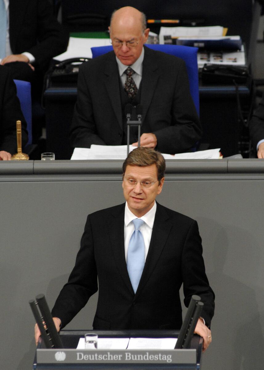 Dr. Guido Westerwelle, BMin., FDP, Bundestagsabgeordneter, Abgeordneter, Mitglied des Deutschen Bundestages, MdB, Rede, Deutscher Bundestag, 7. Sitzung, TOP 3, Thema: Bundeswehreinsatz Afghanistan (ISAF), Vorsitz: Bundestagspräsident Prof. Dr. Norbert Lammert, CDU/CSU.; Rednerpult. Westerwelle, Guido; Lammert, Norbert Dr. Guido Westerwelle, BMin., FDP, Bundestagsabgeordneter, Abgeordneter, Mitglied des Deutschen Bundestages, MdB, Rede, Deutscher Bundestag, 7. Sitzung, TOP 3, Thema: Bundeswehreinsatz Afghanistan (ISAF), Vorsitz: Bundestagspräsident Prof. Dr. Norbert Lammert, CDU/CSU.; Rednerpult.