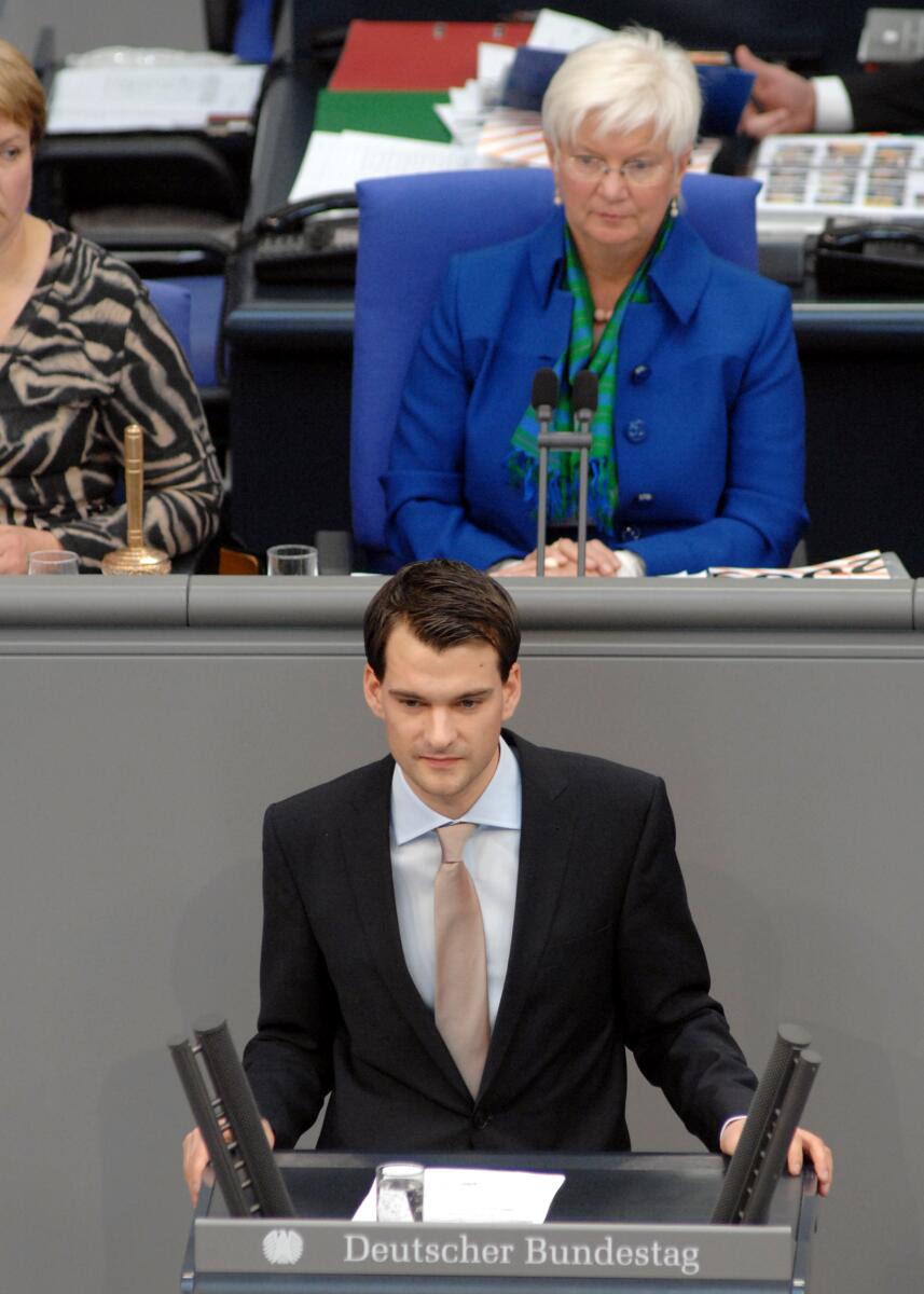 Vogel, Johannes; Hasselfeldt, Gerda Johannes Vogel, FDP, Bundestagsabgeordneter, Abgeordneter, Mitglied des Deutschen Bundestages, MdB, Rede, Deutscher Bundestag, 7. Sitzung, TOP 4, Thema: Altersteilzeitgesetz, Vorsitz: Bundestagsvizepräsidentin Gerda Hasselfeldt, CDU/CSU.; Rednerpult.